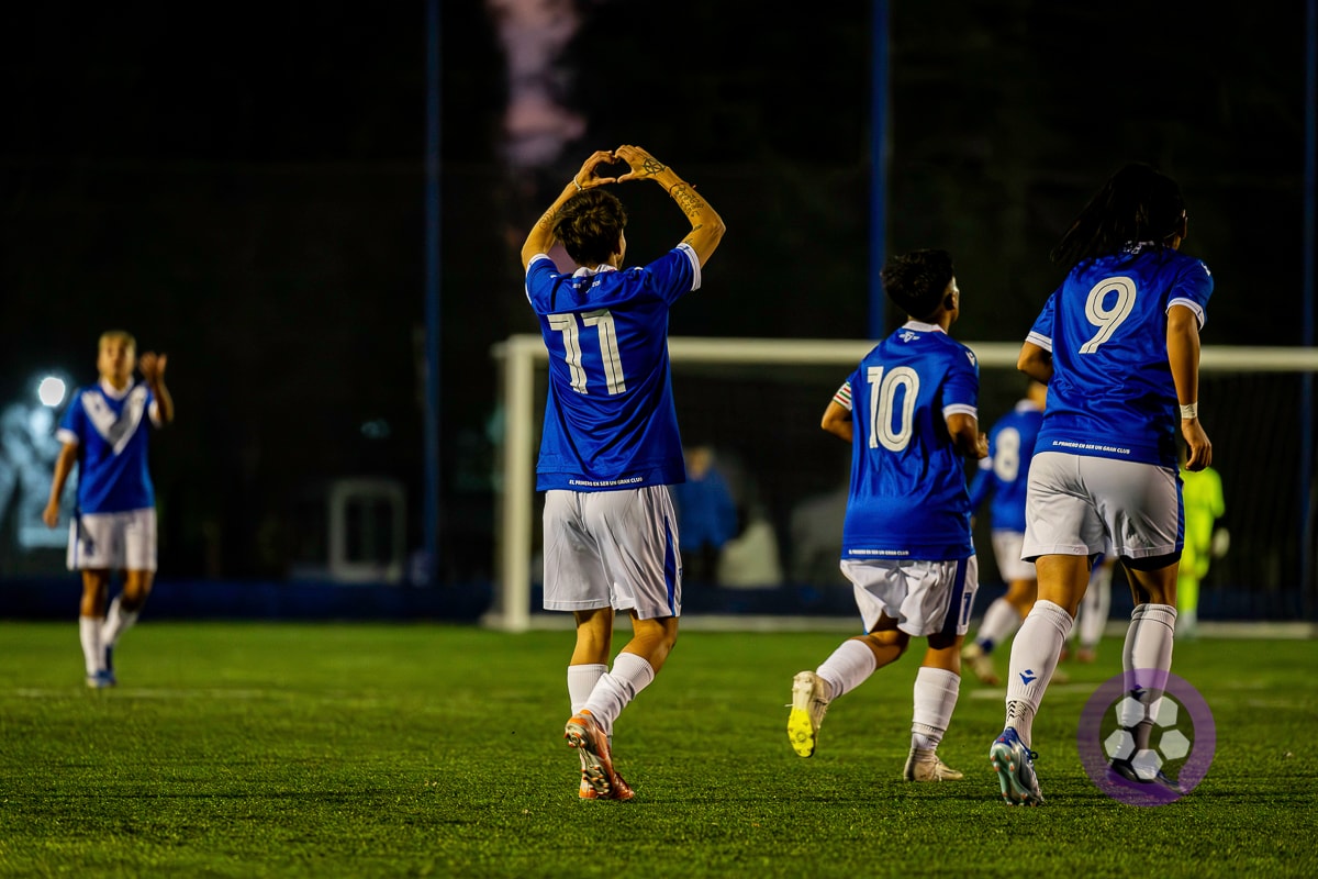 Festejo de gol de Nico Alvarez para sellar la victoria de Velez. (Foto: @Ph.juanecannataro)