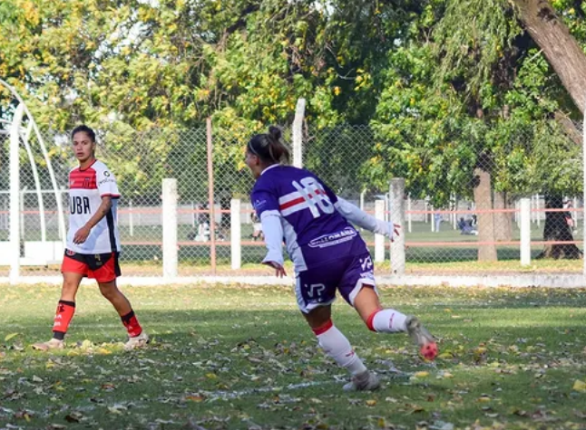 Festejo de gol de Ivana Echeverria en el triunfo de Moron. (Foto: @futbolfemcdm)